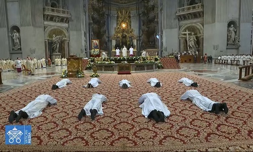 Watykan: papież wyświęcił 9 nowych kapłanów