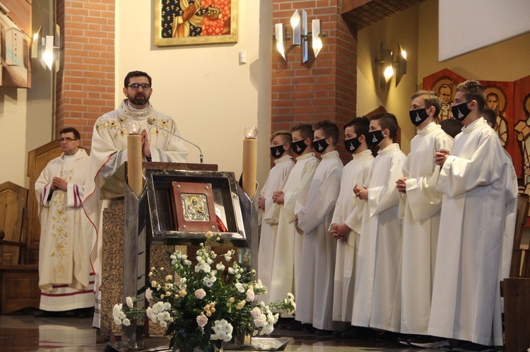 Brzesko. Błogosławieństwo nowych lektorów parafii Miłosierdzia Bożego