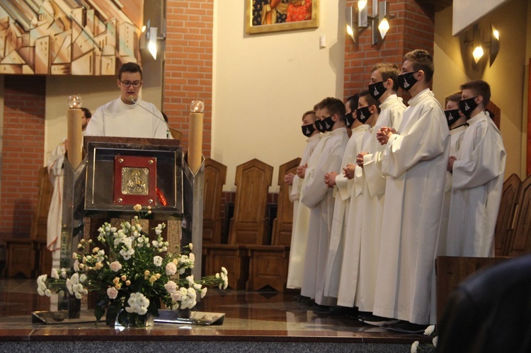 Brzesko. Błogosławieństwo nowych lektorów parafii Miłosierdzia Bożego