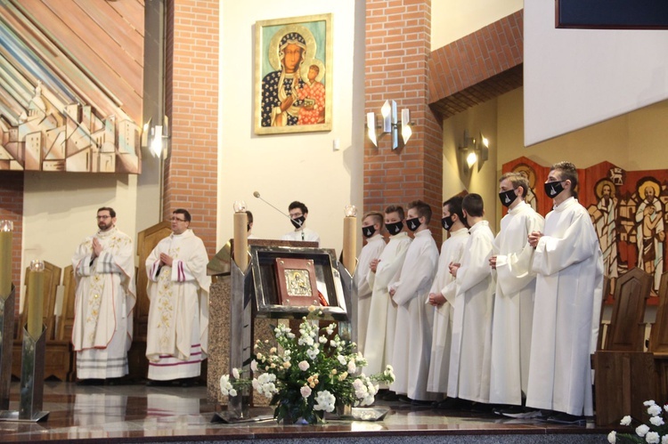 Brzesko. Błogosławieństwo nowych lektorów parafii Miłosierdzia Bożego