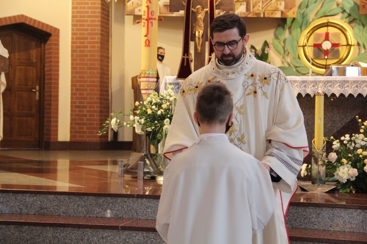 Brzesko. Błogosławieństwo nowych lektorów parafii Miłosierdzia Bożego