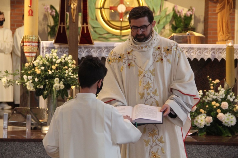 Brzesko. Błogosławieństwo nowych lektorów parafii Miłosierdzia Bożego