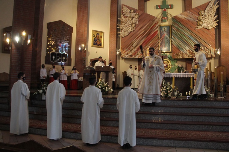 Brzesko. Błogosławieństwo nowych lektorów parafii Miłosierdzia Bożego