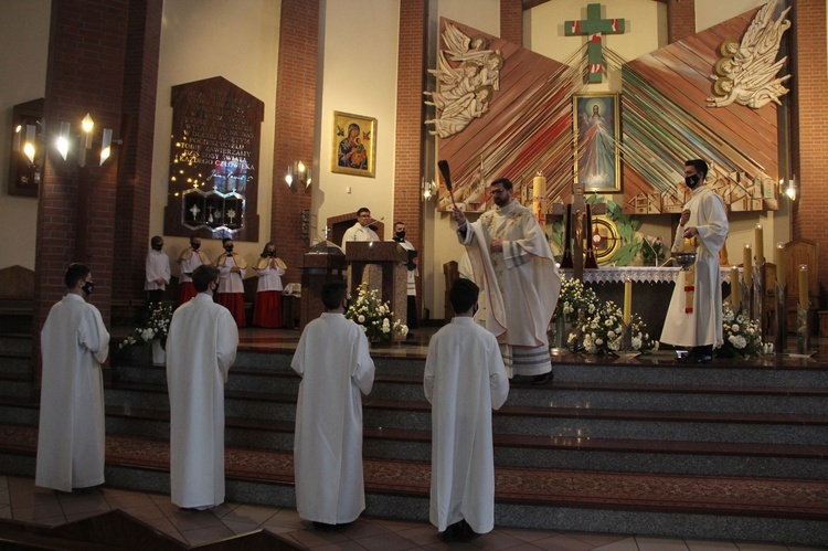 Brzesko. Błogosławieństwo nowych lektorów parafii Miłosierdzia Bożego