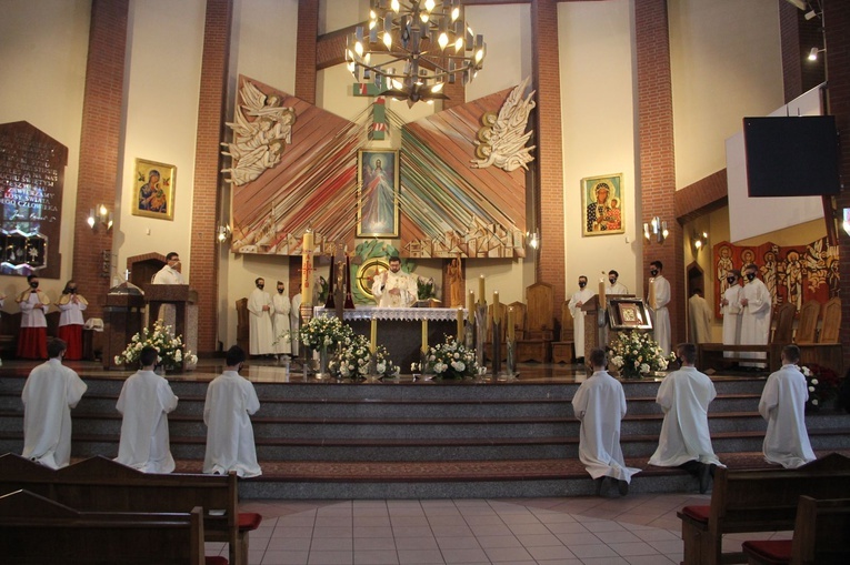 Brzesko. Błogosławieństwo nowych lektorów parafii Miłosierdzia Bożego