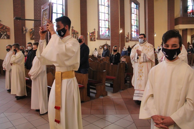 Brzesko. Błogosławieństwo nowych lektorów parafii Miłosierdzia Bożego