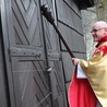 Uderzeniem laską jakubową w drzwi sanktuarium św. Jakuba w Szczyrku, ks. dr Andrzej Mojżeszko zainaugurował tu obchody Roku św. Jakuba.