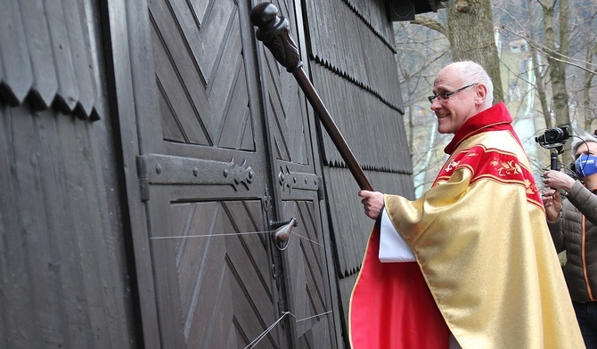 Uderzeniem laską jakubową w drzwi sanktuarium św. Jakuba w Szczyrku, ks. dr Andrzej Mojżeszko zainaugurował tu obchody Roku św. Jakuba.