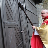 Uderzeniem laską jakubową w drzwi sanktuarium św. Jakuba w Szczyrku, ks. dr Andrzej Mojżeszko zainaugurował tu obchody Roku św. Jakuba.
