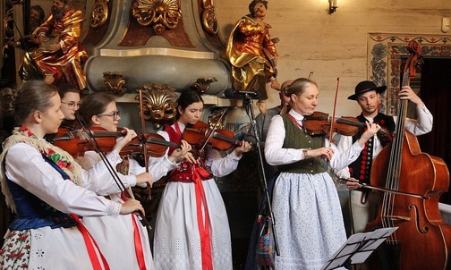 Zespół "Ondraszek" w szczyrkowskim sanktuarium jakubowym.
