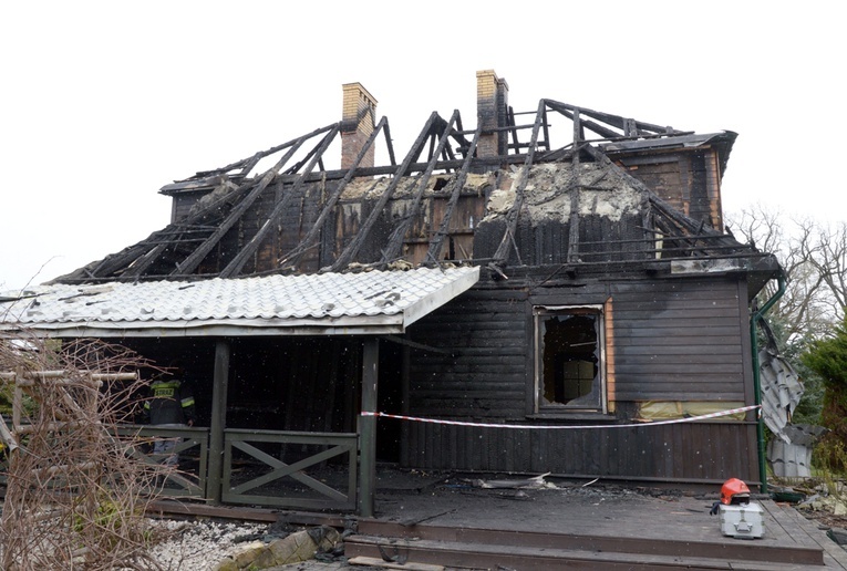 Ogień w drewnianej plebanii pojawił się na tarasie. Specjaliści wskażą  na przyczyny pożaru. 