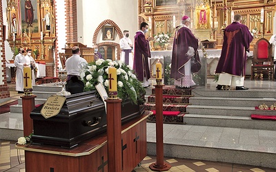 ▲	Eucharystii w Katowicach-Załężu przewodniczył  abp Wiktor Skworc (na zdjęciu), natomiast Mszy św. pogrzebowej w Niedobczycach – abp senior Damian Zimoń.