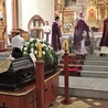 ▲	Eucharystii w Katowicach-Załężu przewodniczył  abp Wiktor Skworc (na zdjęciu), natomiast Mszy św. pogrzebowej w Niedobczycach – abp senior Damian Zimoń.