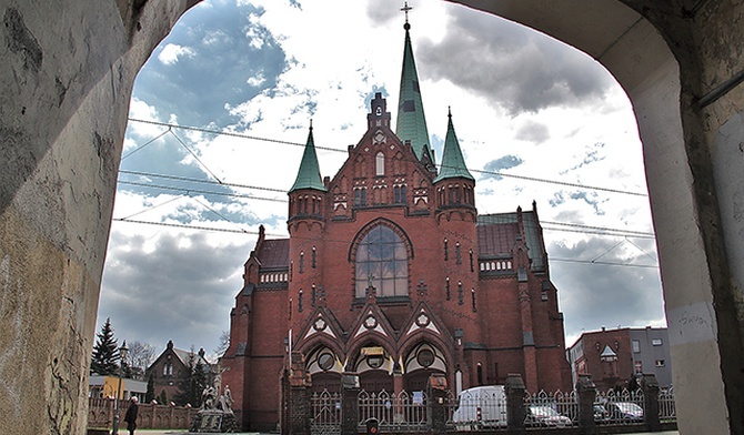 ◄	Kościół został wzniesiony w stylu neogotyckim
