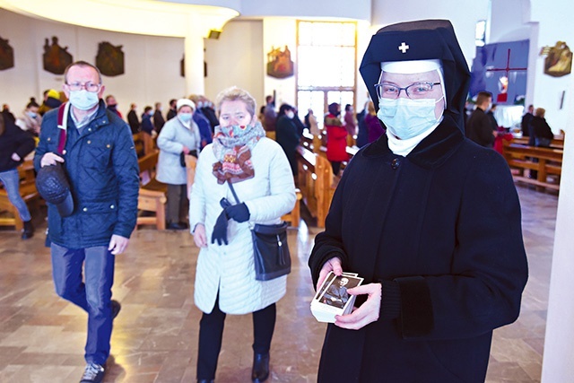 	Do rąk kryniczan i kuracjuszy trafił jubileuszowy obrazek bł. ks. Kłopotowskiego.