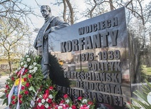 	Monument wybitnego Polaka stanął na Trakcie Królewskim. 