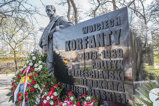 	Monument wybitnego Polaka stanął na Trakcie Królewskim. 