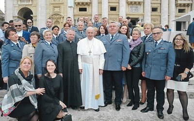 ▲	Małopolscy policjanci z wdzięcznością wspominają  pielgrzymkę do Rzymu, zorganizowaną przez ks. Pawła  z okazji 100-lecia Policji.