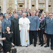 ▲	Małopolscy policjanci z wdzięcznością wspominają  pielgrzymkę do Rzymu, zorganizowaną przez ks. Pawła  z okazji 100-lecia Policji.