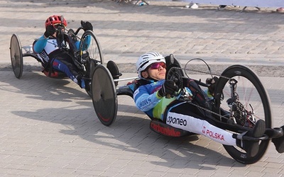 Osoby z niepełnosprawnościami także podejmują wyzwania związane z fizyczną aktywnością. Na zdjęciu uczestnicy wrocławskiego maratonu w 2018 r.