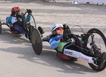Osoby z niepełnosprawnościami także podejmują wyzwania związane z fizyczną aktywnością. Na zdjęciu uczestnicy wrocławskiego maratonu w 2018 r.