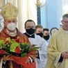 ▲	W imieniu kapłanów diecezji życzenia złożył  sks. Dariusz Konieczny  (z prawej).