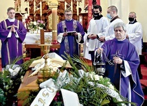 ▲	Liturgii przewodniczył  ks. Adam Łuźniak, wikariusz generalny archidiecezji wrocławskiej.