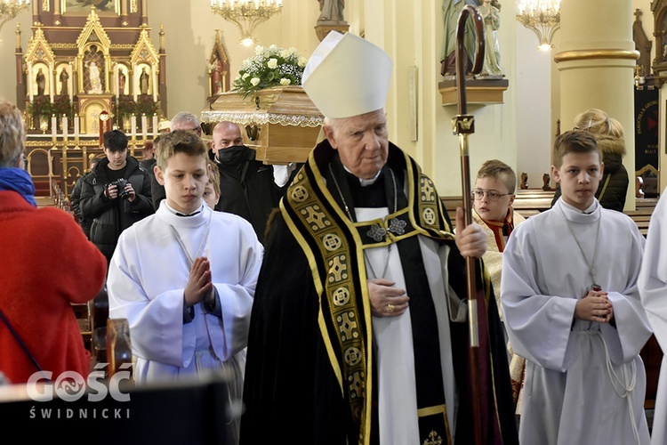 Wałbrzych. Pogrzeb s. Sylwii, zakrystianki parafii pw. św. Jerzego i MB Różańcowej