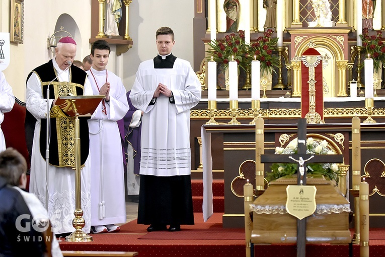 Wałbrzych. Pogrzeb s. Sylwii, zakrystianki parafii pw. św. Jerzego i MB Różańcowej