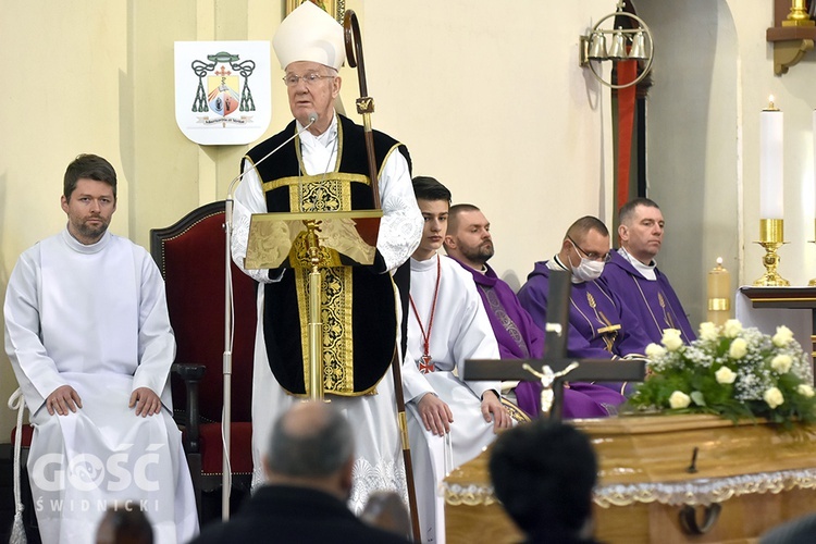 Wałbrzych. Pogrzeb s. Sylwii, zakrystianki parafii pw. św. Jerzego i MB Różańcowej