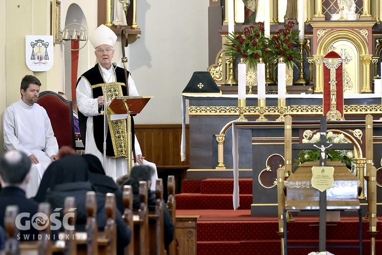 Wałbrzych. Pogrzeb s. Sylwii, zakrystianki parafii pw. św. Jerzego i MB Różańcowej