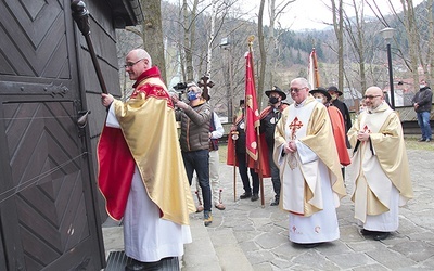 Ksiądz Andrzej Mojżeszko otwiera jubileuszowe drzwi jakubowe.