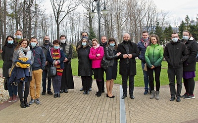 Małżeństwa uczestniczące w spotkaniu z ks. Maciejem Daliborem SDS.