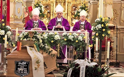 Przy trumnie modlili się biskupi: (od lewej) Kazimierz Górny, Roman Pindel i Jan Zając.
