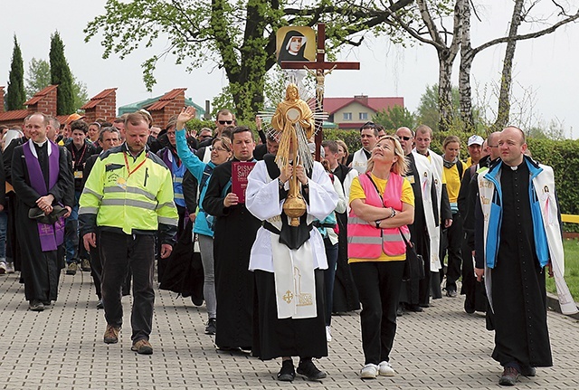 Monstrancja łagiewnicka na trasie pieszej pielgrzymki do Łagiewnik w 2019 r.