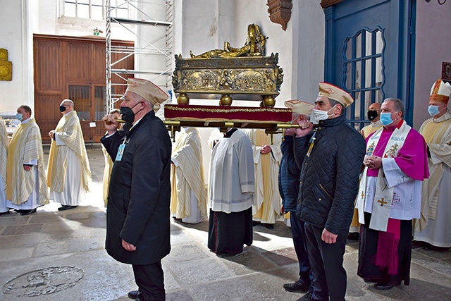 Relikwie męczennika zostały przewiezione z archikatedry oliwskiej. Do bazyliki Mariackiej wnieśli je bracia z KSM „Semper Fidelis”.