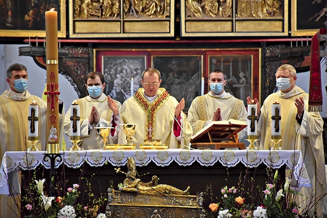 Wraz z arcybiskupem Mszę św. koncelebrowali bp Wiesław Szlachetka oraz bp Zbigniew Zieliński, a także kapłani z archidiecezji gdańskiej.