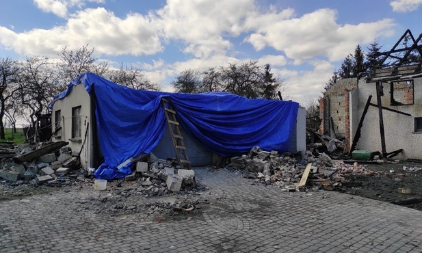 Warszowice. Caritas Archidiecezji Katowickiej pomoże rodzinie, której dom spłonął w pożarze