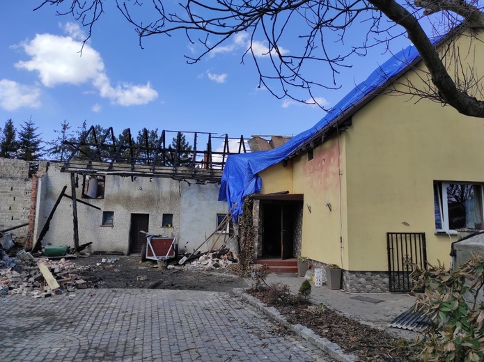 Warszowice. Caritas Archidiecezji Katowickiej pomoże rodzinie, której dom spłonął w pożarze