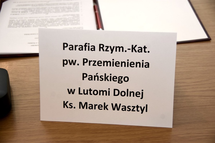 Podpisanie umów z proboszczami parafii należących do gminy Świdnica