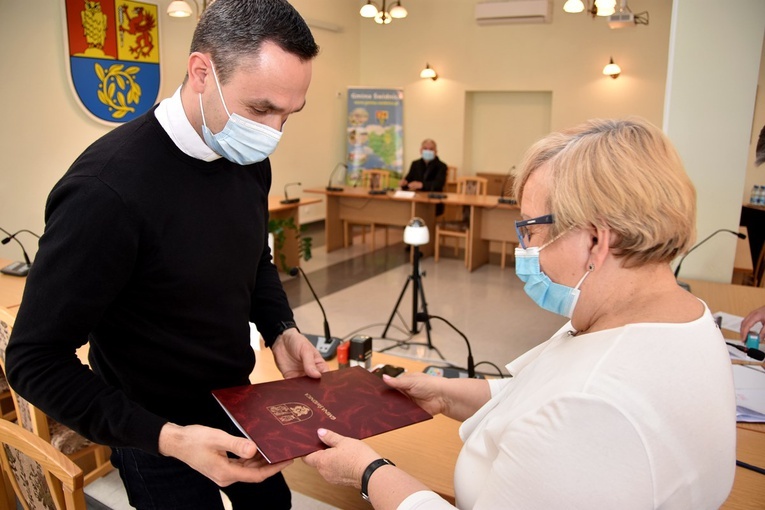 Podpisanie umów z proboszczami parafii należących do gminy Świdnica