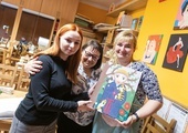 Od lewej: Kornelia, Stasia i Katarzyna, autorka powstałego w skawińskim domu obrazu św. Franciszka.