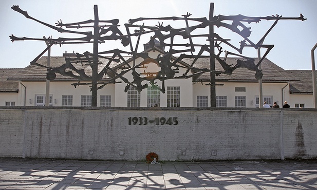 Pomnik ofiar hitlerowskiego obozu  w Dachau.