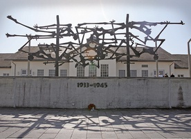 Pomnik ofiar hitlerowskiego obozu  w Dachau.