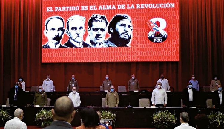 Raul Castro (w środku) oddaje władzę w partii Miguelowi Diaz-Canelowi Bermudezowi  (czwarty od lewej).