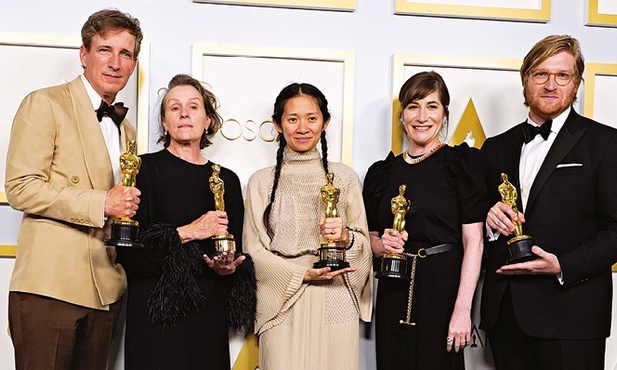 Twórcy filmu „Nomadland”. W środku Chloé Zhao, reżyserka.