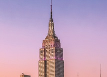 Empire State Building ma 391 metrów wysokości. Jego budowa trwała 410 dni.