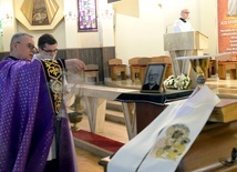Obrzędy ostatniego pożegnania poprowadził ks. Lucjan Andrzej Rożek SAC, proboszcz parafii. Eucharystii przewodniczył prowincjał ks. Zenon Hanas SAC.