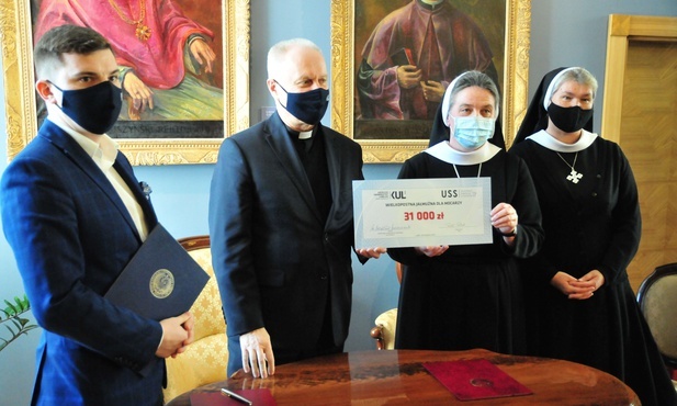 Rektor KUL przekazał czek na budowę Domu Mocarzy