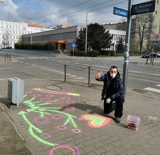 W godzinę zebrał ponad tysiąc niedopałków w jednym miejscu Wrocławia